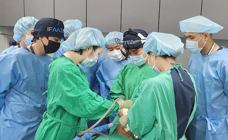 面向医疗团队进行面部轮廓 Live Surgery（现场手术教学）