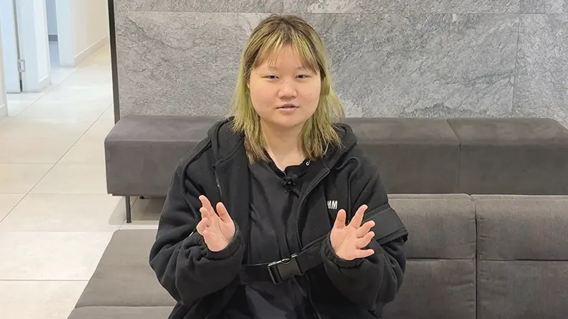 “一二三！”亲自拍板开机。