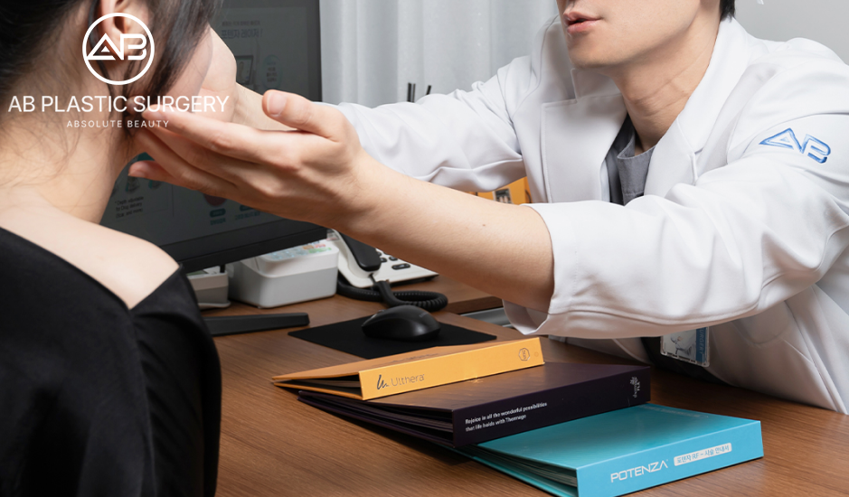 韓國AB整形外科醫師進行杏眼手術術前專業評估與臉型診斷，強調個人化設計與安全管理