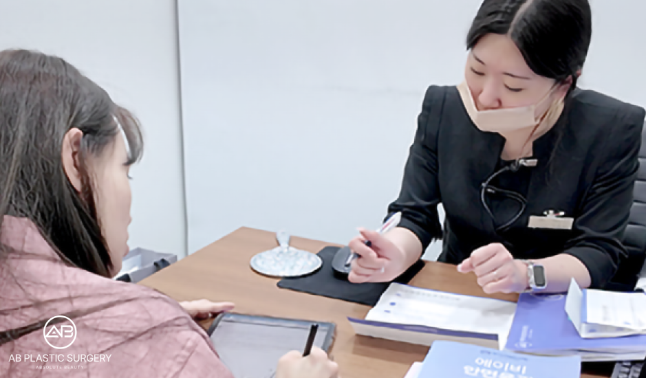 韓國醫美診所提供外國旅客中文諮詢與預約服務，現場專員協助填寫資料並說明手術流程