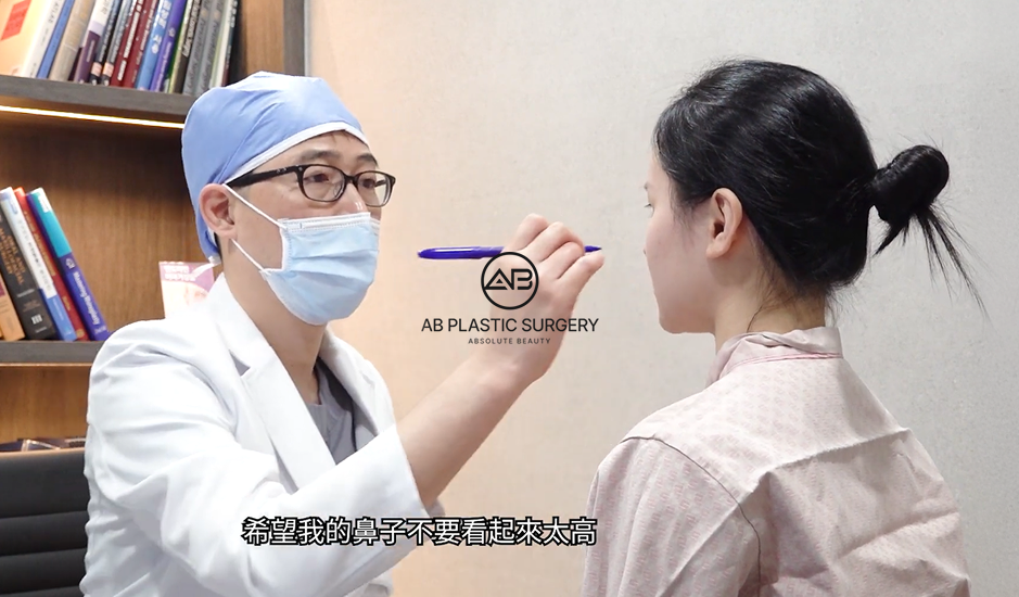 韓國醫美診所醫師與患者面對面諮詢，說明手術計畫與鼻型設計